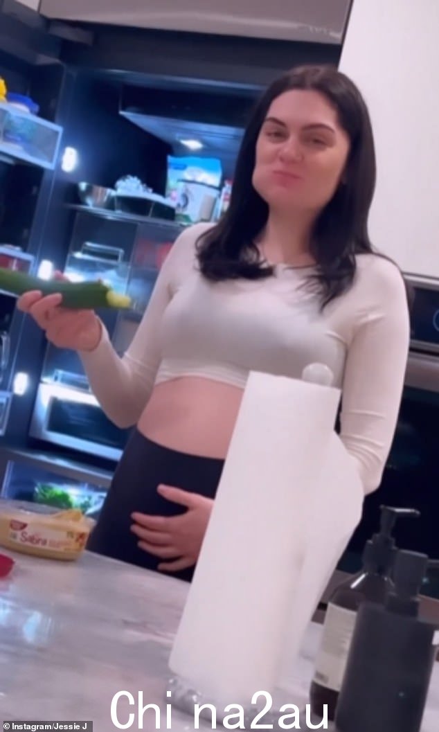 'Happy Grateful Excited':怀孕的 Jessie J 本周分享了她怀孕前三个月的一瞥,她拍摄了甜蜜的凹凸照片……并在与食欲作斗争时咬了一整条黄瓜