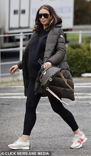 奢侈:她把她的必需品装在 Louis Vuitton 包里