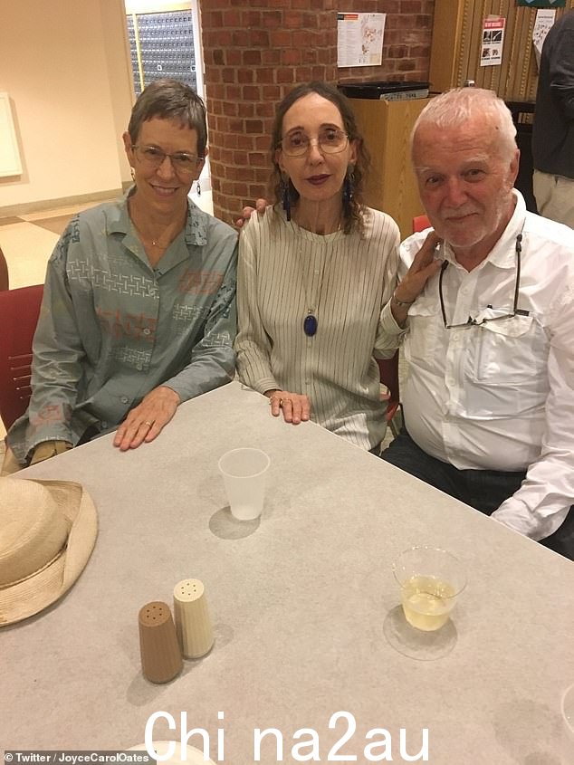 图:Joyce Carol Oates(中)和 Russell Banks。Banks 在普林斯顿大学教授写作,Oates 是该大学的教授
