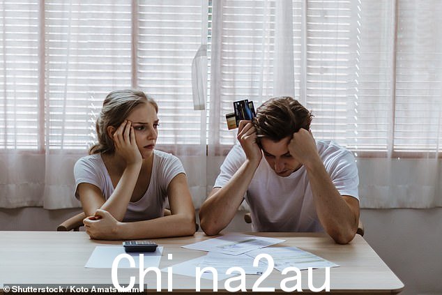 一份财务报告警告称,英国家庭的平均生活成本仅在两年的生活成本危机中度过一半,未来几年可支配收入将总共下降 7%(库存图片)