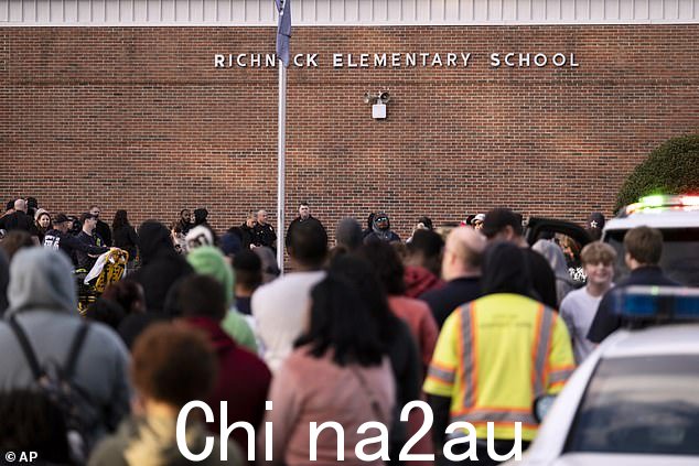 一群家长在下午 2 点枪击事件发生后在 Richneck 小学外等候,据称一名 6 岁的孩子在“口角”后故意枪杀了他的老师