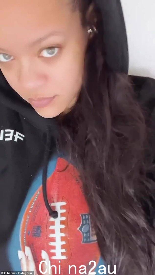 服装:这位 34 岁的歌手兼演员在她的 Instagram 故事中分享了一段短片,其中她穿着新服装