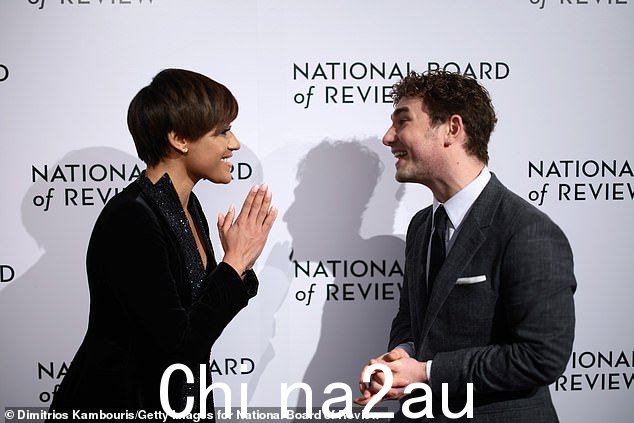 上升!托尼提名的三重威胁也肯定要祝贺 20 岁的加布里埃尔·拉贝勒 (R),他凭借对这位三届奥斯卡奖得主青少年时期几乎不加掩饰的刻画获得了突破性表演奖” class=