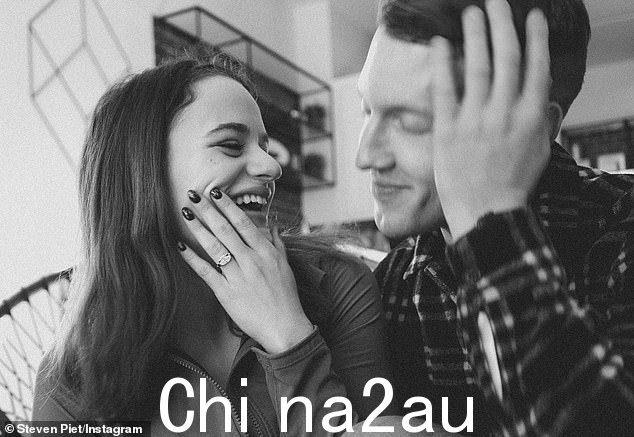 她的未婚夫:Steven 在他的 Insta 上写道克,'天气不尽如人意。寒冷的。有风。要求我最好的朋友一起度过一生是完全不完美的。'