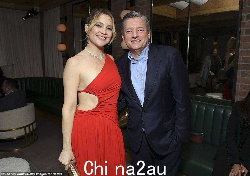 HBIC:Goldie Hawn 43 岁的女儿确保在 bash 上与大老板 Netflix 首席执行官 Ted Sarandos 合影