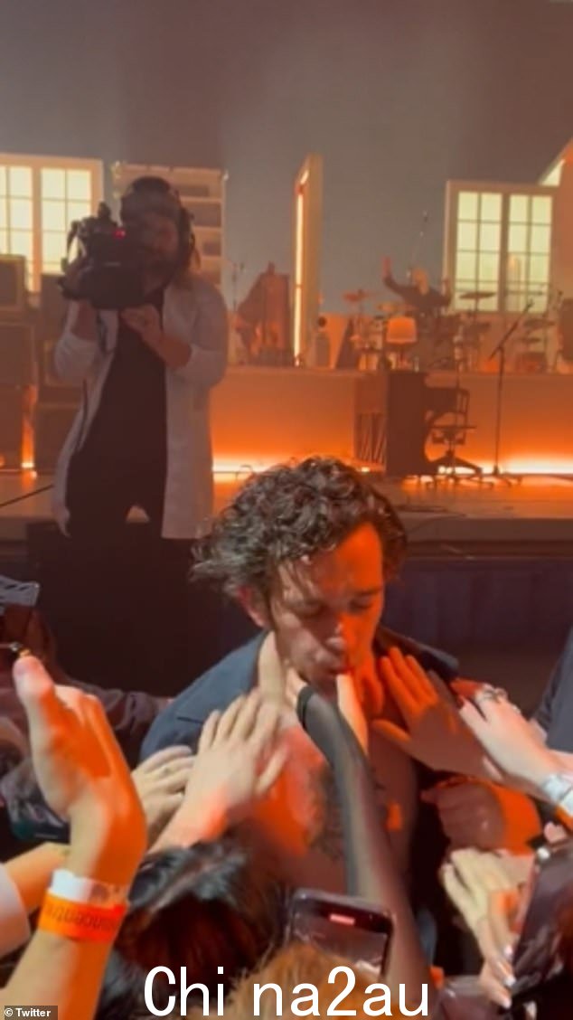 哇!Matty Healy 继续在 Twi 上引起轰动更妙的是,在布莱顿的一场演出中,通过与粉丝紧闭双唇并吸吮他们的手指