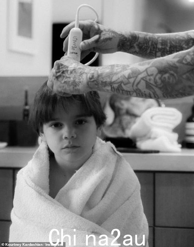 Moody:Kourtney 的儿子 Reign Disick,八岁,剃光头时看起来闷闷不乐