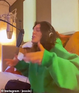 Chilled:她喜欢在自己舒适的家中唱歌放在沙发上的麦克风