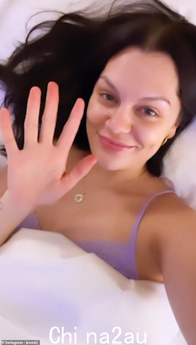 惊艳:当她在蒙太奇中的一些片段中微笑时,美女显得容光焕发