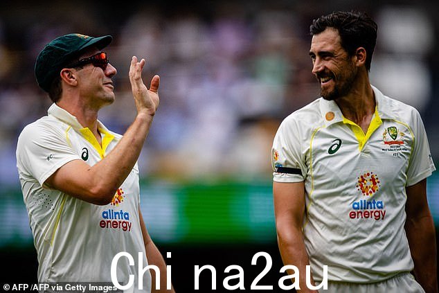 该小组与包括 Cummins 和 Mitchell Starc(右)在 WhatsApp 上为自己创建的澳大利亚投球手小组共享了这个名字