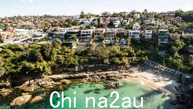 A woman在戈登斯湾不省人事地从水中被救出。图片:NewsCorp Australia