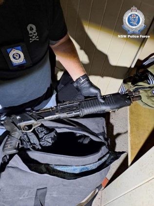 枪支在搜查 Strathfield 的 Hunter St 房产后被查封。图片：NSW Police Force