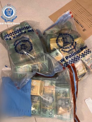 Organised Crime Squad 侦探有扣押后指控四名男子悉尼内西区的 150 万美元现金。图片：NSW Police Force