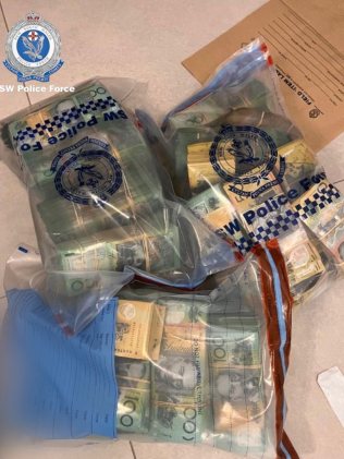 Organised Crime Squad 侦探有扣押后指控四名男子悉尼内西区的 150 万美元现金。图片:NSW Police Force