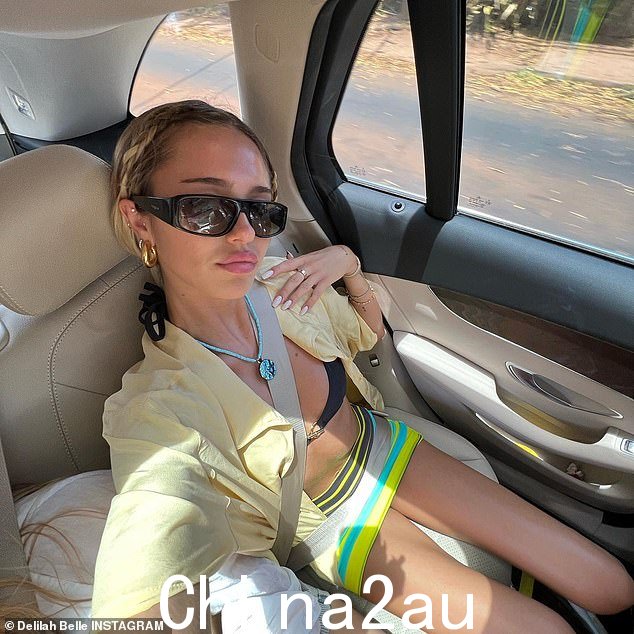 炫耀:后来,她穿着黑色比基尼上衣、彩色迷你裙和淡黄色纽扣衬衫