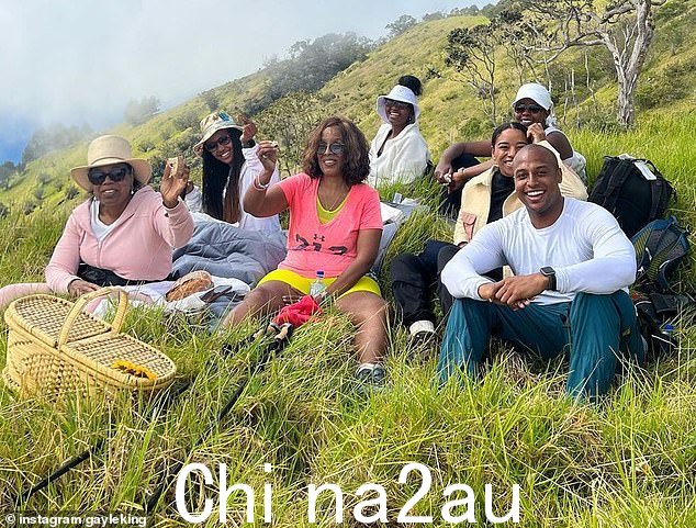 国王的周年纪念日到了一个多星期后,她和她的闺蜜奥普拉·温弗瑞 (Oprah Winfrey) 在 2023 年与夏威夷的家人和朋友进行了 10 英里的“感恩”徒步旅行。