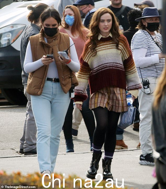 第一次:Kathryn Newton 在她的第一部 Marvel Studios 电影中穿着一件条纹毛衣和格子衬衫走来走去
