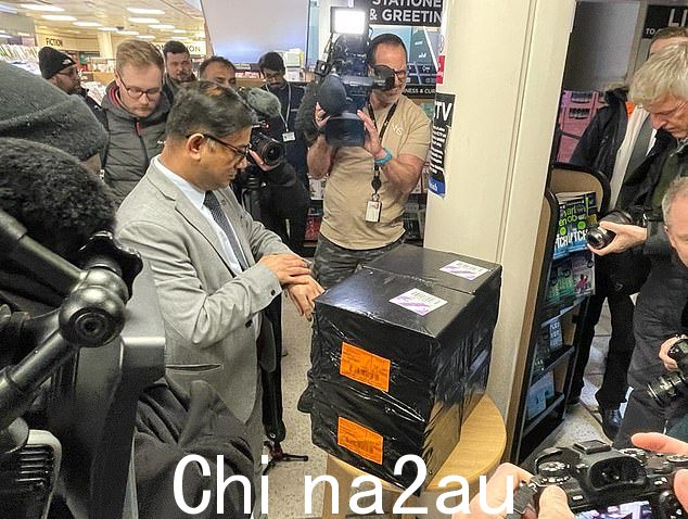 Press 也出席了 WH Smiths 这本书的发行,人数似乎超过了customers