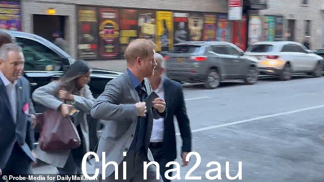 王子被看到到达斯蒂芬科尔伯特录制深夜秀的工作室