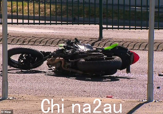 Chepseba 先生正骑着摩托车去上班(如图),据称他在墨尔本郊区 Burwood East 的一个十字路口被一辆 Holden Commodore 撞倒