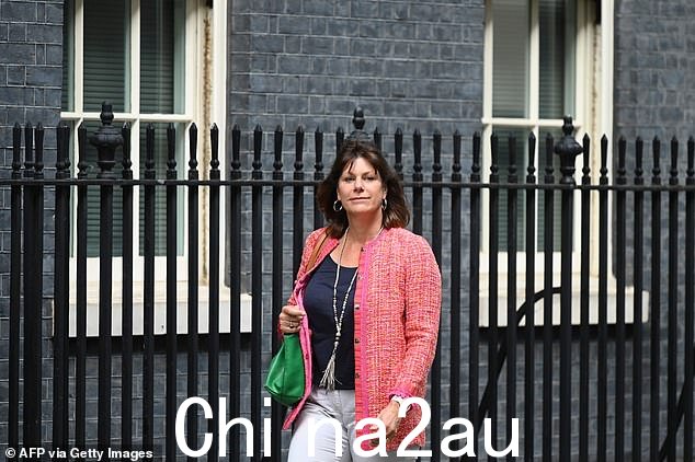 她被解雇了协助英国鲍里斯·约翰逊 (Boris Johnson) 为 2020 年 Cop26 峰会做准备,但一直留在党内直到本月