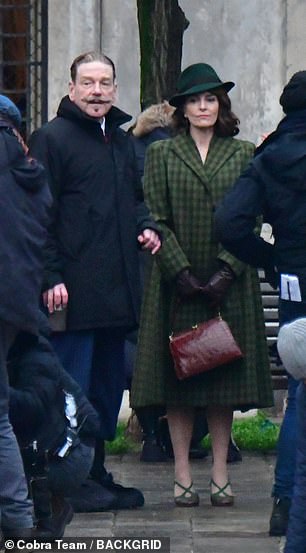 别致:Tina Fey 也出现在片场,穿着一件绿色长外套和一双相配的高跟鞋
