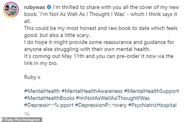 关注:Ruby Wax 最近在医院病床上露面,宣传她关于心理健康的最新书籍,这引起了粉丝的关注