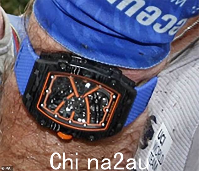 埃塞克斯警方发布的闭路电视,显示武装入侵者在闯入期间偷走的其中一只手表