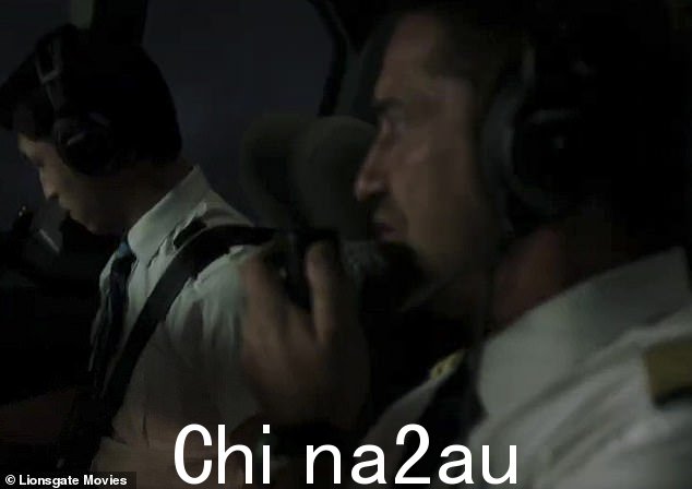 飞机:这位苏格兰演员饰演一名商业飞行员,飞机被闪电击中后被迫在战区降落