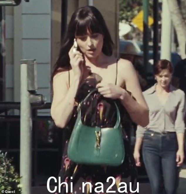 在城里跑来跑去:33 岁的 Dakota Johnson 在 Gucci 经典 Jackie 1961 手袋的新广告中被拍到