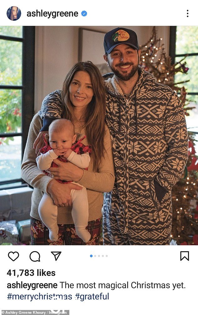 特别庆祝:Ashley 和 Paul 最近第一次和他们的女儿 Kingsley 一起庆祝节日