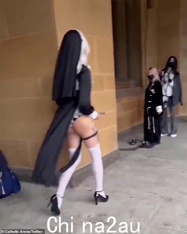 Charlie Bakhos 周一在悉尼中央商务区的圣玛丽大教堂，当时他看到一名穿着暴露的女士内衣、及膝白袜、高跟鞋和修女的习惯