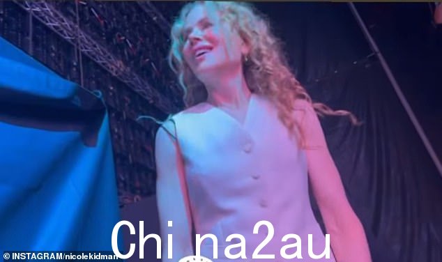 在分享到 Instagram 的视频中,妮可似乎在享受她生命中的美好时光,她在后台随着埃尔顿高唱《冷酷的心》跳舞,这是他与 Dua Lipa 合作的排行榜冠军