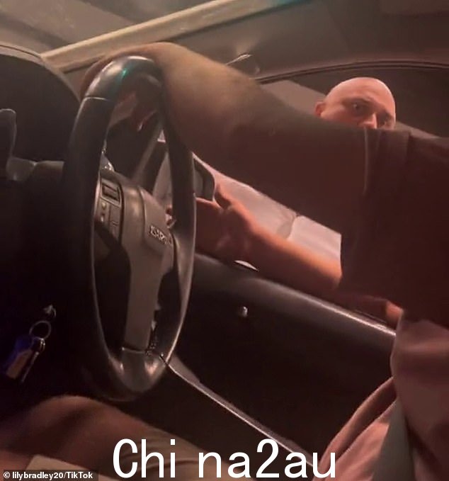 “恐怖”视频下的评论(上图)敦促 Bradley 女士向警方报案