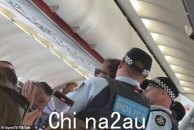 周一从黄金海岸飞往阿瓦隆的飞机被踢下飞机时,可以听到乘客的欢呼声和笑声(如图)