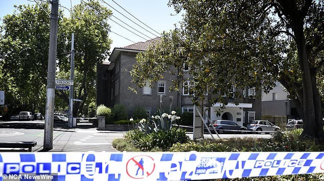 据了解,该男子被发现藏在这条警用胶带后面