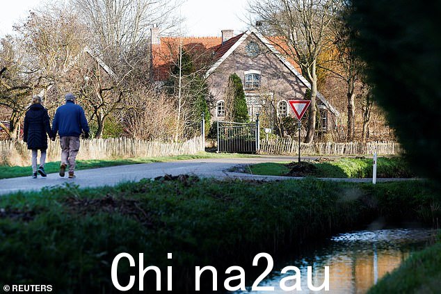 图:荷兰的 Ommeren。据荷兰媒体报道,荷兰国家档案馆公布的地图中,Ommeren 和 Lienden 之间打了一个 X,是来自巴登-巴登的家具制造商 Helmut Sonder 绘制的草图。 width:100%