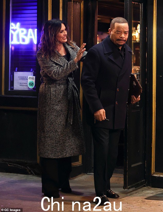 别致:Mariska - 因扮演侦探 Olivia Benson 而闻名 - 穿着一件腰部系带的黑白羊毛大衣