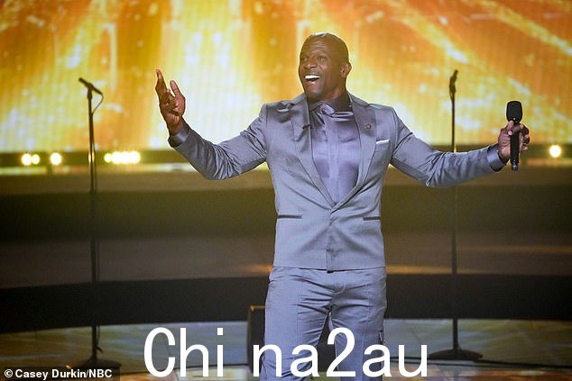 节目主持人:Terry Crews 再次为底特律青年合唱团推出他的金色蜂鸣器,将他们直接送入周一美国达人秀:全明星的决赛