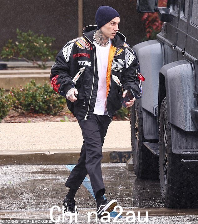 时尚夹克:周一,Travis Barker 在暴雨中前往洛杉矶的工作室时穿着一件时尚的飞行员夹克