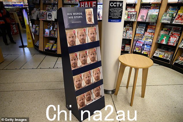 随着回忆录的推出,商店显得相对空旷——媒体比顾客多