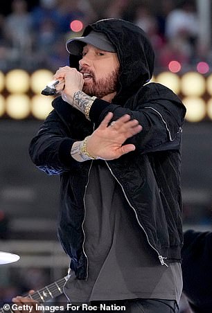 Candy Shop 艺术家说他试图与 Eminem 的阵营协商外观但无济于事:'他们就像,'他不会这样做''