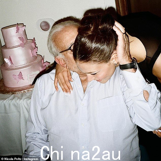 溺爱女儿:80 岁的 Nelson 神父亲吻了 Nicola 的脸颊