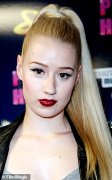 伊基·杜鹃花 (Iggy Azalea) 在迈阿密参加 NBA 比赛时看起来很性感