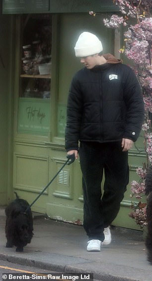 Pooch:其中一只紧随其后的狗