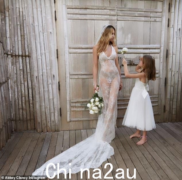 和她的小我:赤脚新娘 Abbey 在前往海滩之前与她的女儿分享了一个甜蜜的时刻