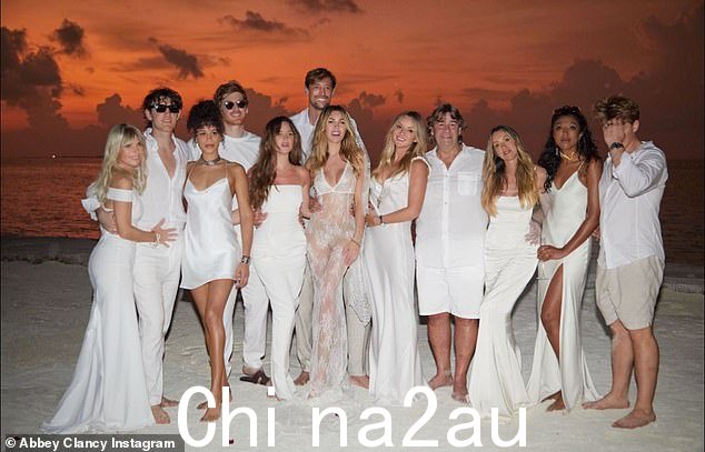 亲密聚会:除了他们的四个孩子,这对夫妇还被家人和密友包围