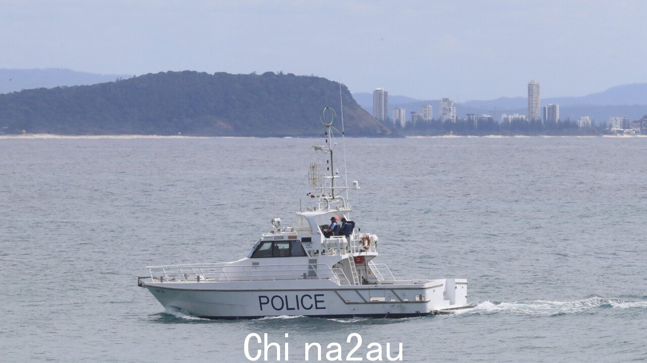 维多利亚警方鼓励人们计划在水上度过的日子” /><p>去年 12 月,Sen Constable Fairweather 还出现在维多利亚警方 Facebook 页面上的一张照片中,除了她在媒体上露面之外,她还因英勇行为而受到称赞。</p>< p>“代理中士 Fairweather 开车经过西部高速公路上的派克斯溪水库时,注意到一辆水上摩托艇在没有乘客的情况下在水中盘旋,”帖子说。 </p><p>“当她停下来查看时,她看到两个成年人和一个小男孩在水中显然很痛苦,无法够到他们掉下来的摩托艇。</p><p>“谢天谢地,他们所有人都穿着救生衣,但这并不能保护他们免受冷水中体温过低的影响。</p><p>“脱掉衣服后她的靴子和腰带跳入水中,游了大约 250 米到达摩托艇,然后她用摩托艇将三人从水中救出,将他们带回维多利亚救护车等候的岸边。”</p> <BR>
澳洲中文论坛热点 <BR>
<div class=
