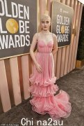 2023 年金球奖：朱莉娅·加纳 (Julia Garner) 身着带水晶衬里的粉红色紧身胸衣礼服惊艳亮相红地毯