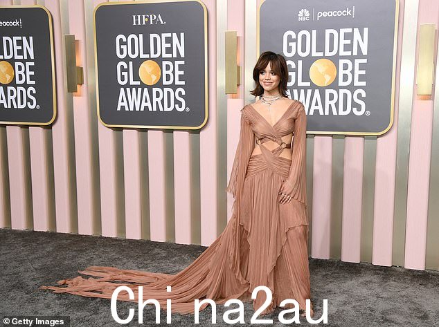 魅力四射:至于华丽,这位后起之秀选择了浓密的睫毛和淡淡的眼影和裸色唇膏